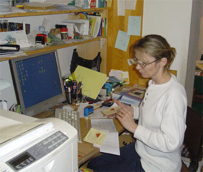 O nama – M.I.M.-Sraga i Matematika5 Ivana Sraga za radnim stolom, fotografija iz arhive M.I.M.-Sraga